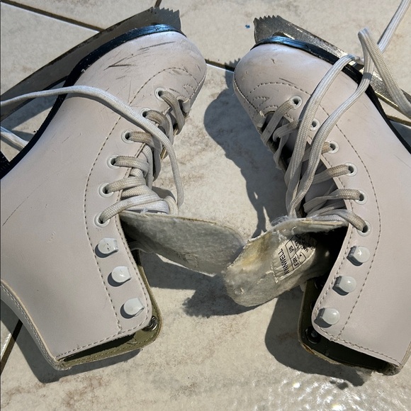 Girl Ice Skates - Picture 12 of 12